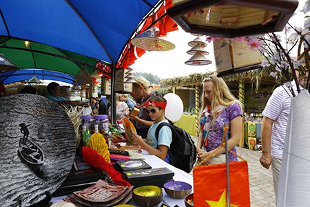 Những gian hàng Việt Nam được người dân bản địa rất quan tâm.  Nguồn: Chinhphu.vn Những gian hàng Việt Nam được người dân bản địa rất quan tâm.  Nguồn: Chinhphu.vn