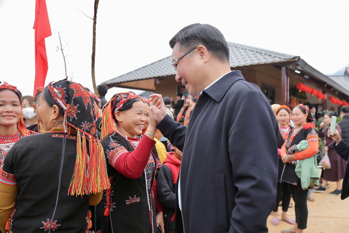 Chủ tịch HĐTV Petrovietnam Lê Mạnh Hùng thăm hỏi người dân khu tái định cư Làng Nủ Chủ tịch HĐTV Petrovietnam Lê Mạnh Hùng thăm hỏi người dân khu tái định cư Làng Nủ