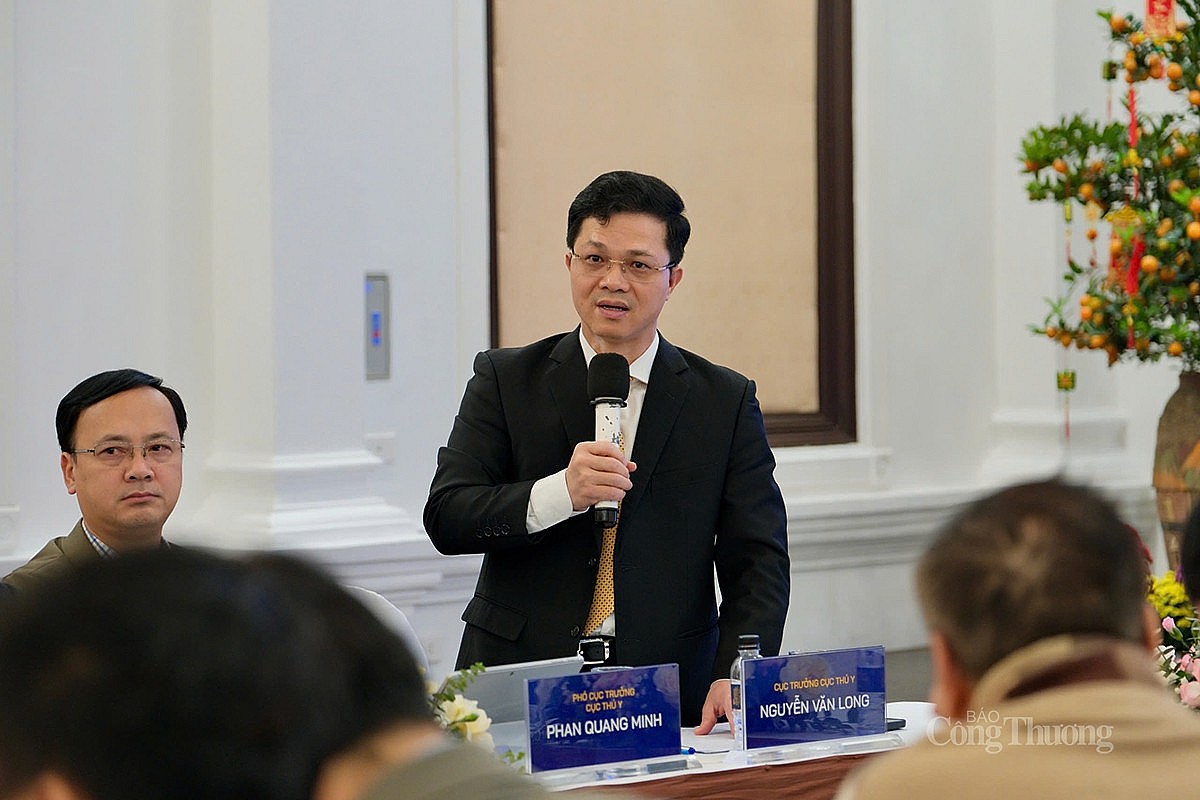 TS. Nguyễn Văn Long, Cục trưởng Cục Thú y (Bộ NN-PTNT), phát biểu bắt đầu phiên thảo luận về công nghệ sản xuất vaccine. TS. Nguyễn Văn Long, Cục trưởng Cục Thú y (Bộ NN-PTNT), phát biểu bắt đầu phiên thảo luận về công nghệ sản xuất vaccine.