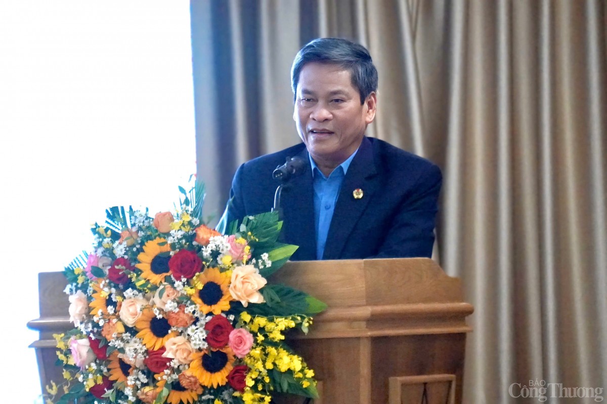 Ông Huỳnh Thanh Xuân, Phó Chủ tịch Tổng Liên đoàn Lao động Việt Nam phát biểu tại hội nghị Ông Huỳnh Thanh Xuân, Phó Chủ tịch Tổng Liên đoàn Lao động Việt Nam phát biểu tại hội nghị