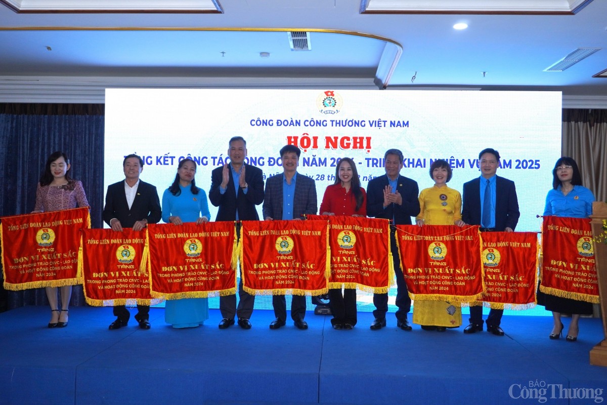 Khen thưởng các tập thể, cá nhân có thành tích xuất sắc năm 2024 Khen thưởng các tập thể, cá nhân có thành tích xuất sắc năm 2024