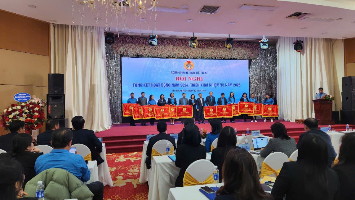 Trao cờ thi đua cho các tập thể có thành tích xuất sắc trong hoạt động công đoàn