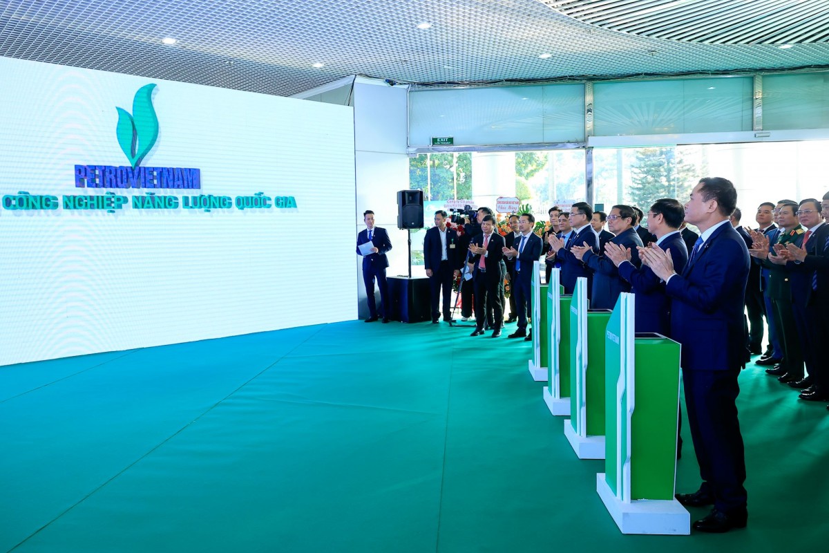 Thủ tướng Phạm Minh Chính, Phó Thủ tướng Bùi Thanh Sơn và các đồng chí lãnh đạo đã thực hiện nghi thức chuyển đổi Tập đoàn Dầu khí Quốc gia Việt Nam thành Tập đoàn Công nghiệp Năng lượng Quốc gia (Petrovietnam Thủ tướng Phạm Minh Chính, Phó Thủ tướng Bùi Thanh Sơn và các đồng chí lãnh đạo đã thực hiện nghi thức chuyển đổi Tập đoàn Dầu khí Quốc gia Việt Nam thành Tập đoàn Công nghiệp Năng lượng Quốc gia (Petrovietnam