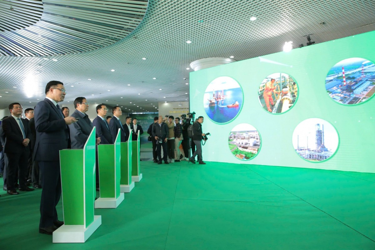 Thủ tướng Chính phủ Phạm Minh Chính, Phó Thủ tướng Bùi Thanh Sơn nghe lãnh đạo Petrovietnam giới thiệu về các lĩnh vực hoạt động của Tập đoàn và định hướng phát triển, chuyển dịch trong chặng đường mới Thủ tướng Chính phủ Phạm Minh Chính, Phó Thủ tướng Bùi Thanh Sơn nghe lãnh đạo Petrovietnam giới thiệu về các lĩnh vực hoạt động của Tập đoàn và định hướng phát triển, chuyển dịch trong chặng đường mới