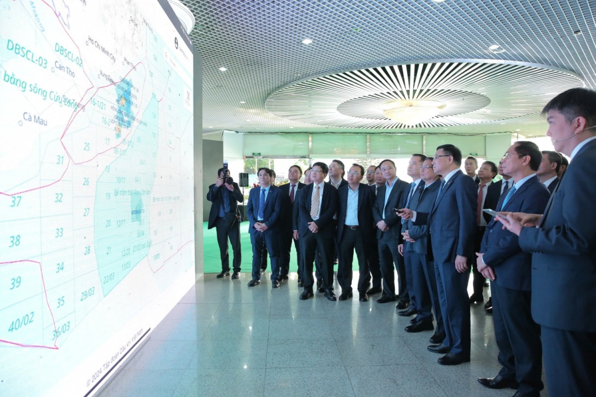 Chủ tịch HĐTV Petrovietnam Lê Mạnh Hùng giới thiệu với Thủ tướng Chính phủ về các đổi mới trong hoạt động, ứng dụng khoa học công nghệ của Tập đoàn Chủ tịch HĐTV Petrovietnam Lê Mạnh Hùng giới thiệu với Thủ tướng Chính phủ về các đổi mới trong hoạt động, ứng dụng khoa học công nghệ của Tập đoàn