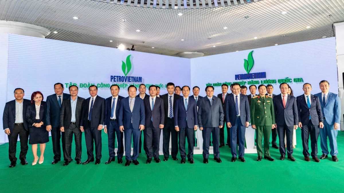 Thủ tướng Phạm Minh Chính, lãnh đạo các bộ, ngành, chụp ảnh lưu niệm cùng lãnh đạo Petrovietnam - Tập đoàn Công nghiệp Năng lượng Quốc gia Thủ tướng Phạm Minh Chính, lãnh đạo các bộ, ngành, chụp ảnh lưu niệm cùng lãnh đạo Petrovietnam - Tập đoàn Công nghiệp Năng lượng Quốc gia