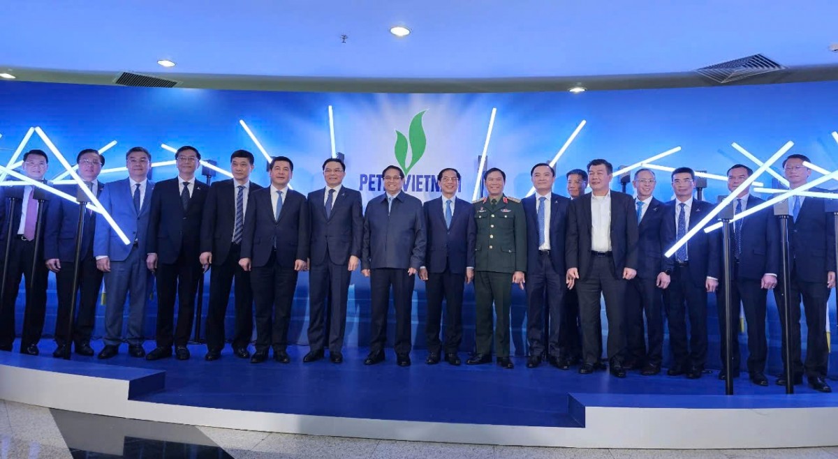 Thủ tướng Phạm Minh Chính cùng các lãnh đạo các bộ, ngành, Tập đoàn Dầu khí Việt Nam chụp ảnh trước mô hình điện gió ngoài khơi Thủ tướng Phạm Minh Chính cùng các lãnh đạo các bộ, ngành, Tập đoàn Dầu khí Việt Nam chụp ảnh trước mô hình điện gió ngoài khơi