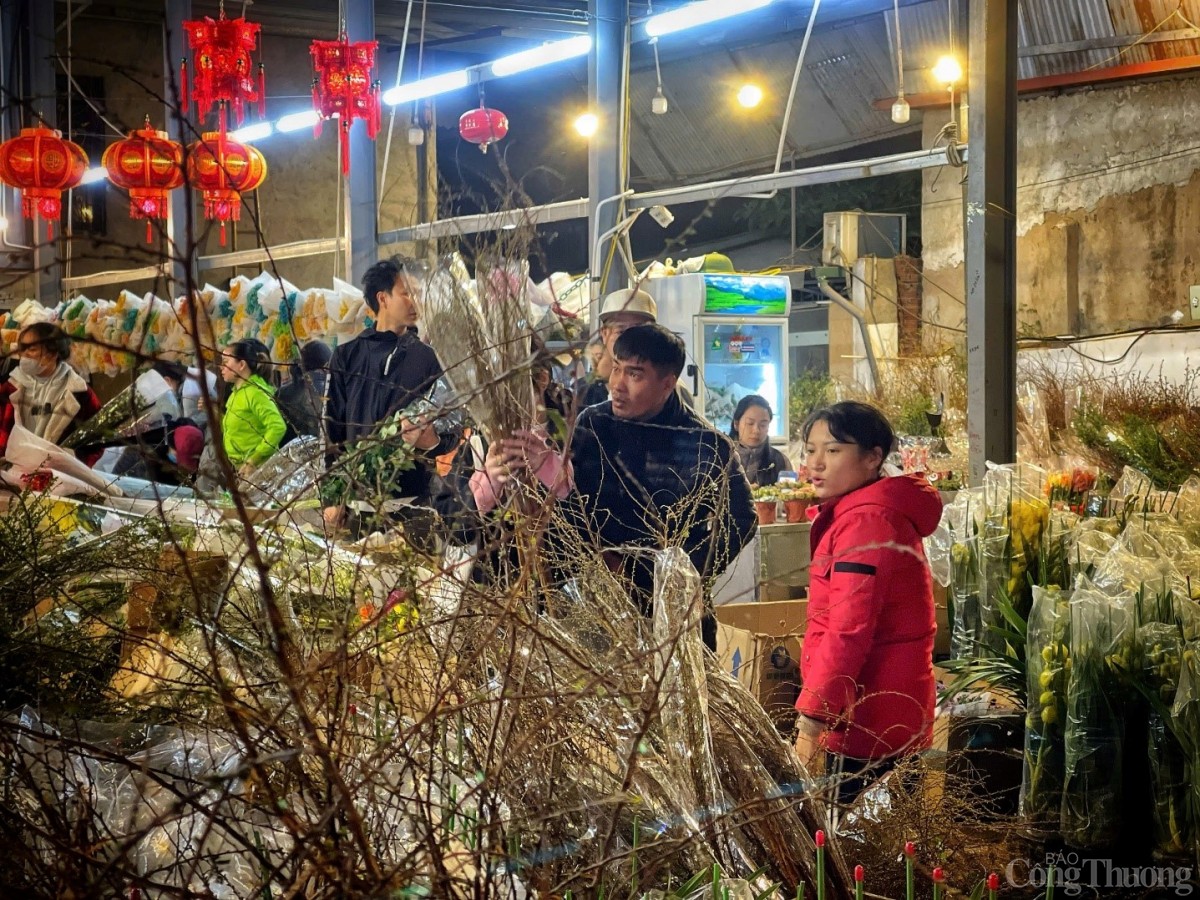Đêm chợ hoa Quảng An những ngày cận Tết 2025