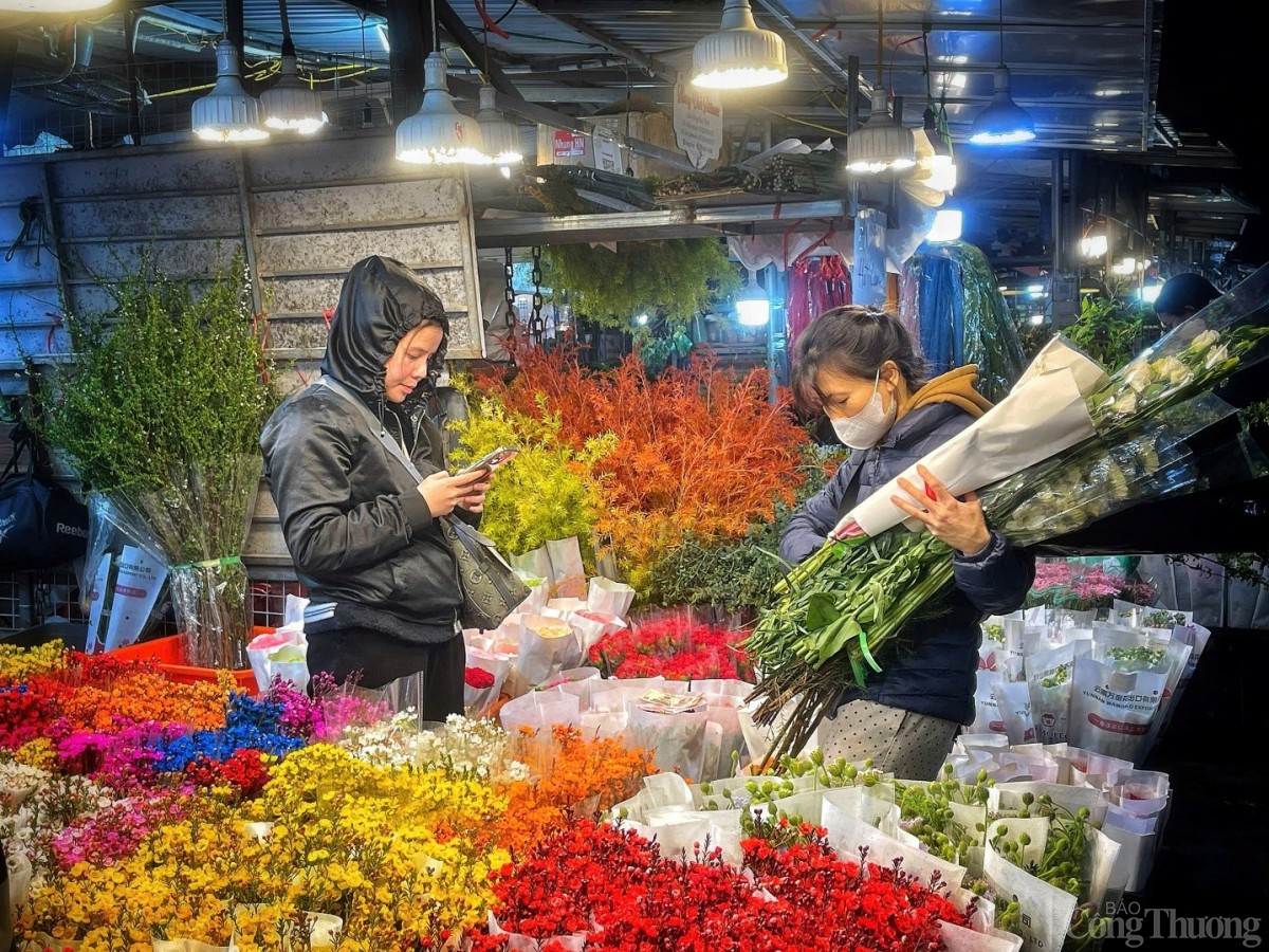 Đêm chợ hoa Quảng An những ngày cận Tết 2025