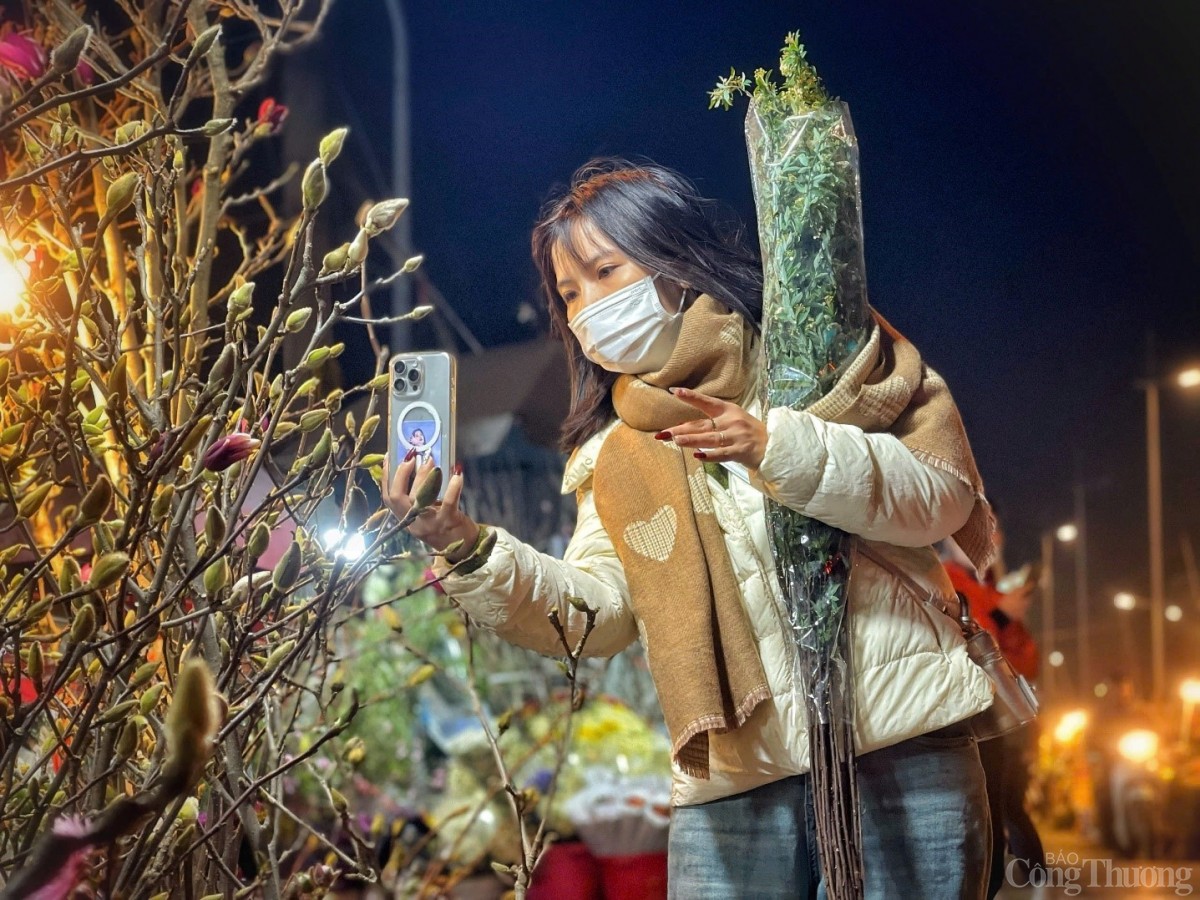 Đêm chợ hoa Quảng An những ngày cận Tết 2025