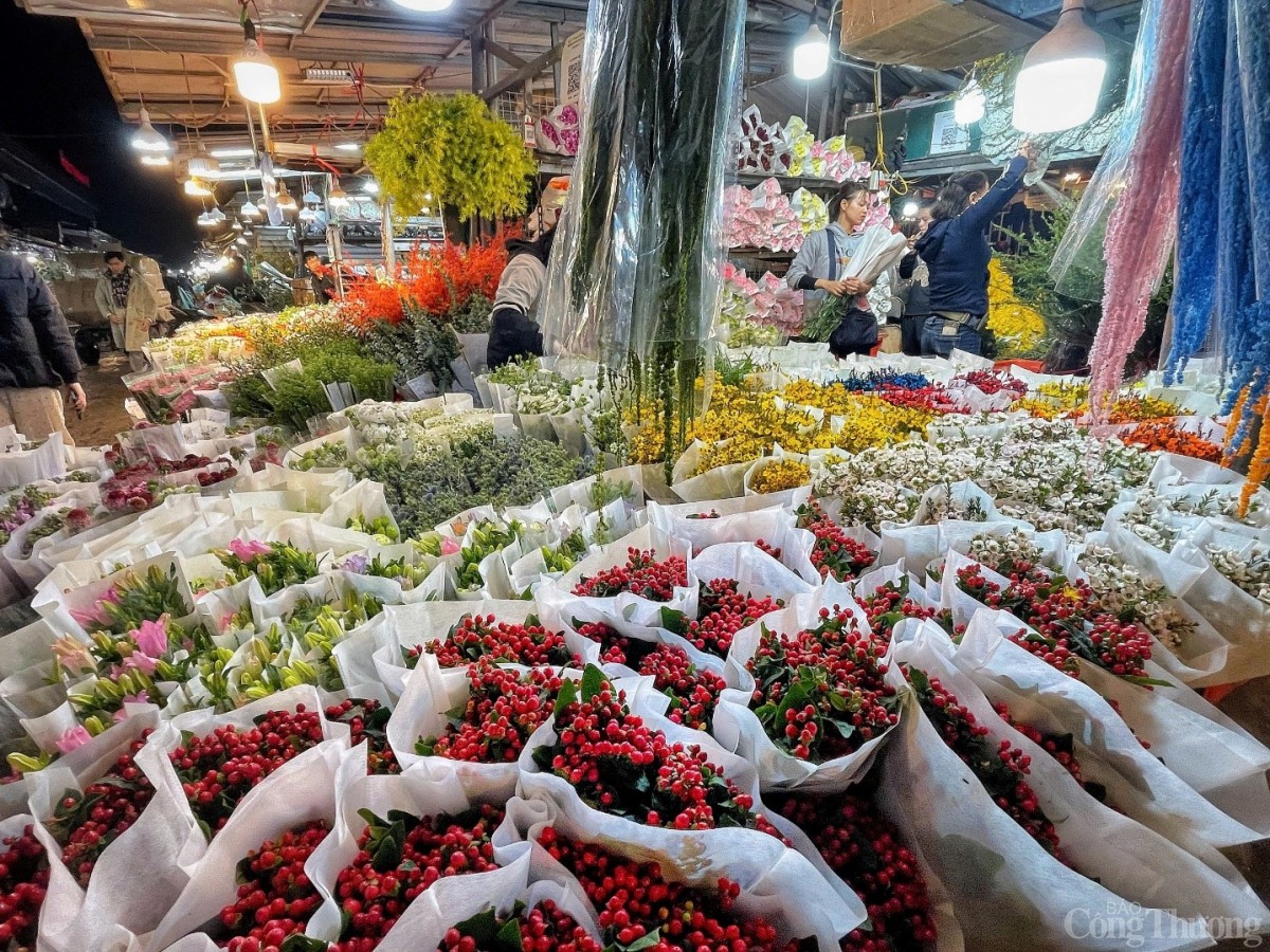 Đêm chợ hoa Quảng An những ngày cận Tết 2025