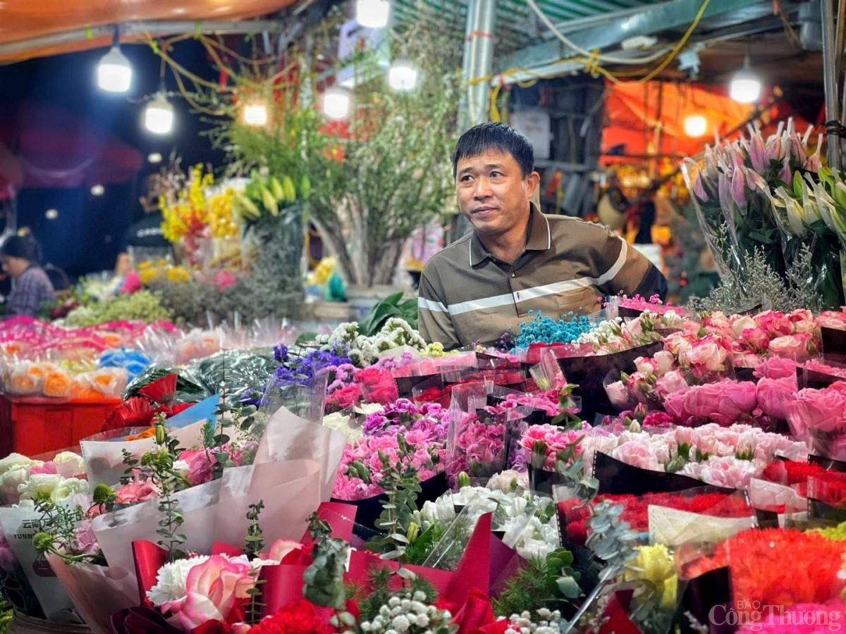 Đêm chợ hoa Quảng An những ngày cận Tết 2025
