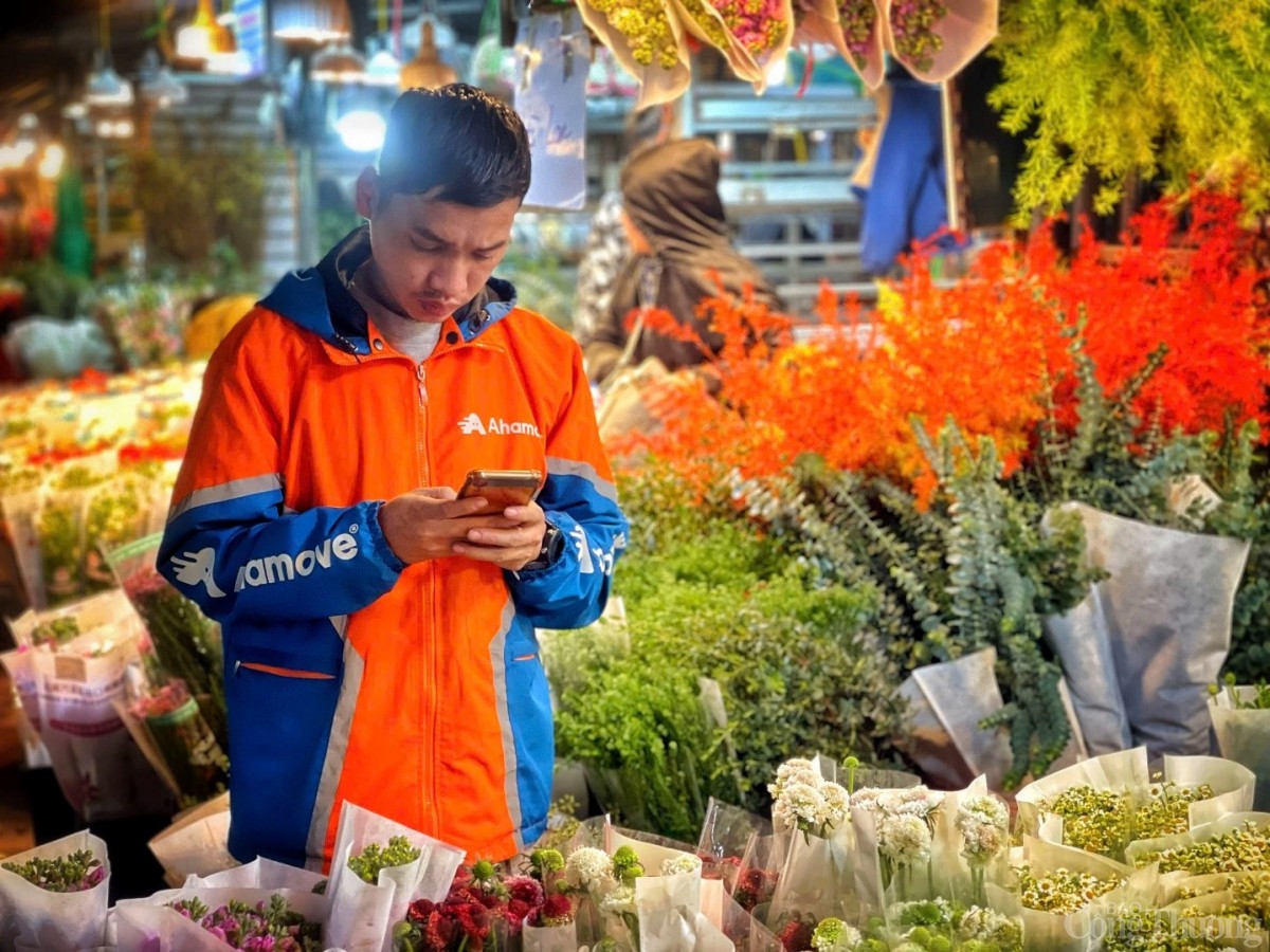 Đêm chợ hoa Quảng An những ngày cận Tết 2025