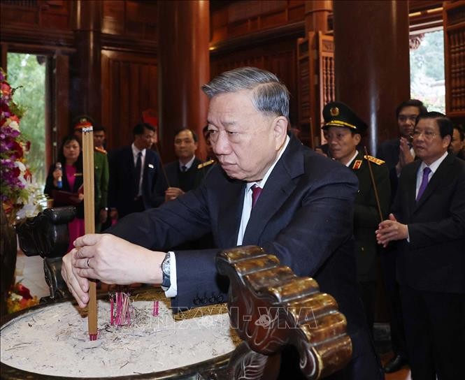 Tổng Bí thư Tô Lâm và đoàn công tác Trung ương đến dâng hoa, dâng hương tưởng niệm Chủ tịch Hồ Chí Minh tại Khu di tích Quốc gia đặc biệt Kim Liên Tổng Bí thư Tô Lâm và đoàn công tác Trung ương đến dâng hoa, dâng hương tưởng niệm Chủ tịch Hồ Chí Minh tại Khu di tích Quốc gia đặc biệt Kim Liên