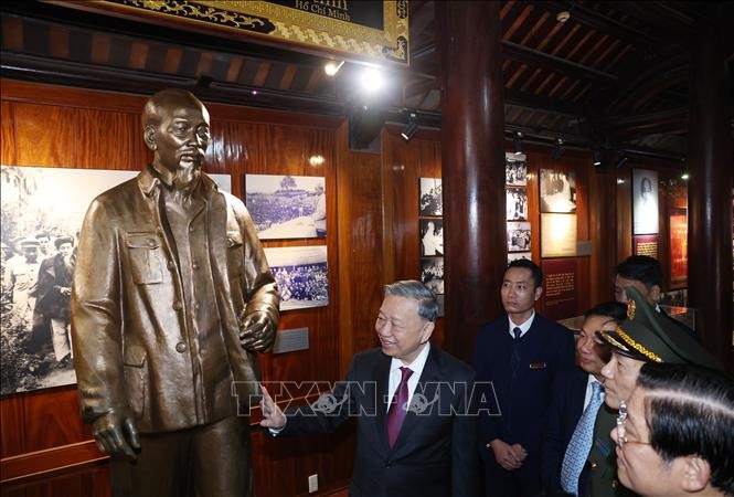 Tổng Bí thư Tô Lâm thăm nhà trưng bày tại Khu di tích Quốc gia Đặc biệt. Ảnh: TTXVN Tổng Bí thư Tô Lâm thăm nhà trưng bày tại Khu di tích Quốc gia Đặc biệt. Ảnh: TTXVN