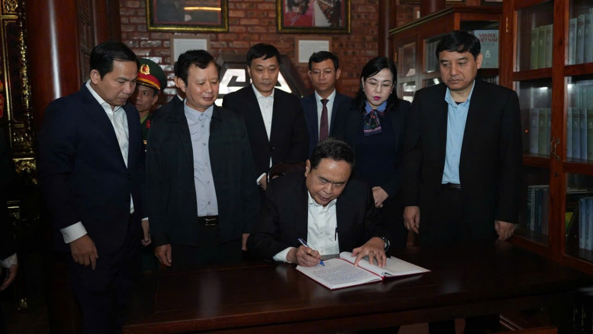 Chủ tịch Quốc hội thăm và làm việc tại Thừa Thiên Huế