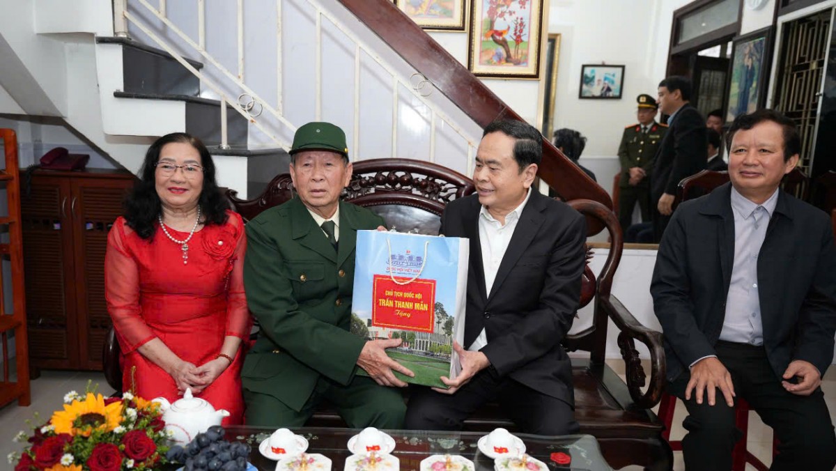 Chủ tịch Quốc hội thăm và làm việc tại Thừa Thiên Huế