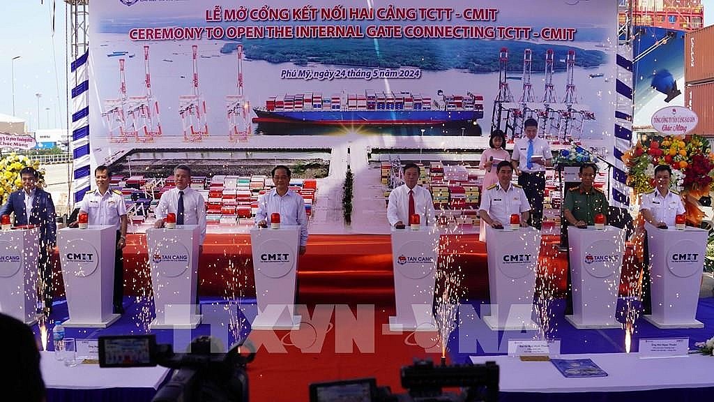 Các đại biểu bấm nút “cảng mở”. Ảnh: Đoàn Mạnh Dương/TTXVN Các đại biểu bấm nút “cảng mở”. Ảnh: Đoàn Mạnh Dương/TTXVN