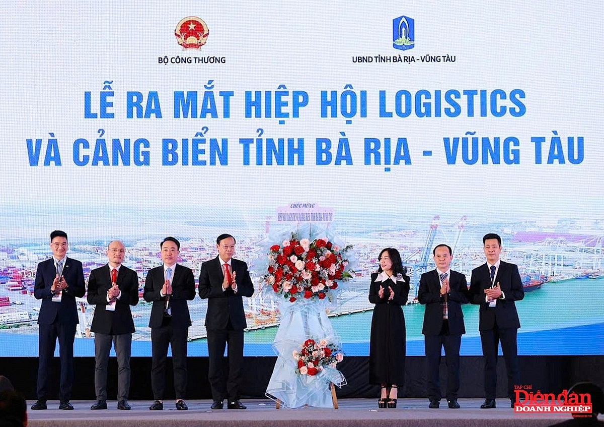 Ông Nguyễn Văn Thọ, Chủ tịch UBND Tỉnh tặng hoa chúc mừng ra mắt Hiệp hội Logistics và Cảng biển Bà Rịa – Vũng Tàu. Ông Nguyễn Văn Thọ, Chủ tịch UBND Tỉnh tặng hoa chúc mừng ra mắt Hiệp hội Logistics và Cảng biển Bà Rịa – Vũng Tàu.