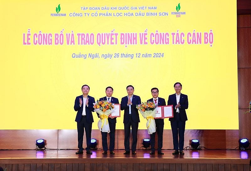 Đồng chí Lê Mạnh Hùng - Bí thư Đảng ủy, Chủ tịch HĐTV Tập đoàn Dầu khí Việt Nam trao quyết định cho các đồng chí được bổ nhiệm; Đồng chí Lê Ngọc Sơn - Tổng Giám đốc Tập đoàn và đồng chí Trần Quang Dũng - Phó Bí thư Thường trực Đảng ủy Tập đoàn Dầu khí Quốc gia Việt Nam tặng hoa chúc mừng Đồng chí Lê Mạnh Hùng - Bí thư Đảng ủy, Chủ tịch HĐTV Tập đoàn Dầu khí Việt Nam trao quyết định cho các đồng chí được bổ nhiệm; Đồng chí Lê Ngọc Sơn - Tổng Giám đốc Tập đoàn và đồng chí Trần Quang Dũng - Phó Bí thư Thường trực Đảng ủy Tập đoàn Dầu khí Quốc gia Việt Nam tặng hoa chúc mừng