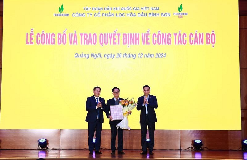 Ban lãnh đạo Tập đoàn Dầu khí Việt Nam tặng hoa, quà tri ân đồng chí Nguyễn Văn Hội Ban lãnh đạo Tập đoàn Dầu khí Việt Nam tặng hoa, quà tri ân đồng chí Nguyễn Văn Hội