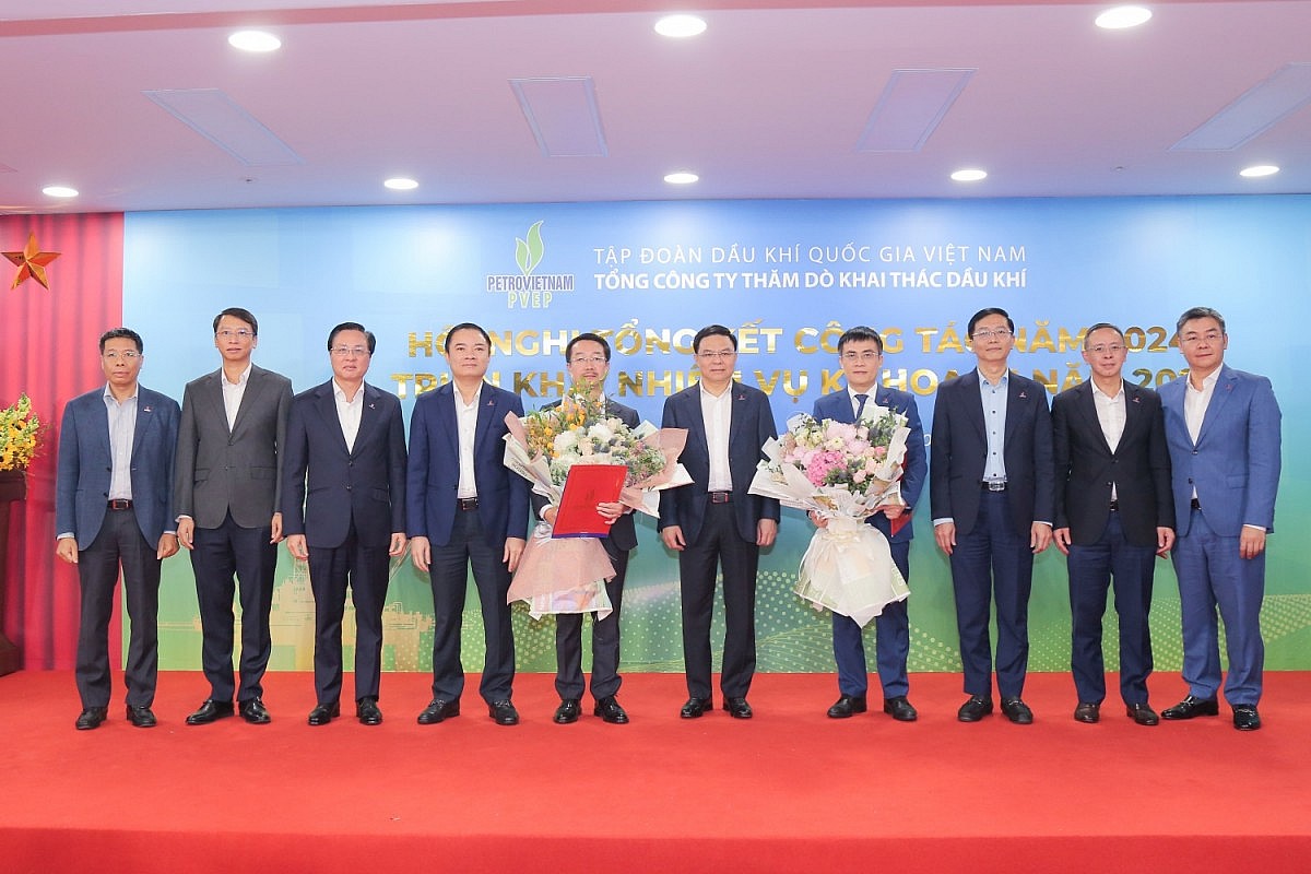 Lãnh đạo Tập đoàn trao quyết định và chúc mừng đồng chí Trương Quốc Lâm và đồng chí Nguyễn Thiện Bảo Lãnh đạo Tập đoàn trao quyết định và chúc mừng đồng chí Trương Quốc Lâm và đồng chí Nguyễn Thiện Bảo