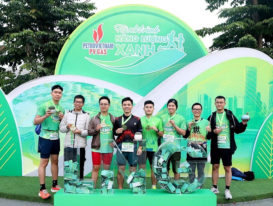 Tặng cây xanh cho các bạn cam kết bảo vệ môi trường, sử dụng năng lượng sạch