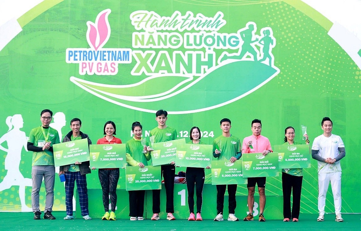 Trao nhiều giải thưởng cho các VĐV đạt thành tích xuất sắc ở các cự ly