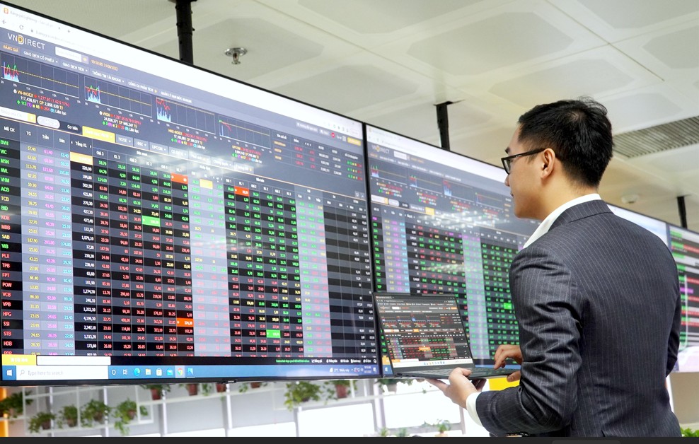 VN-Index khó vượt 1.300 điểm trong ngắn hạn, tận dụng nhịp điều chỉnh tích luỹ cổ phiếu trước Tết