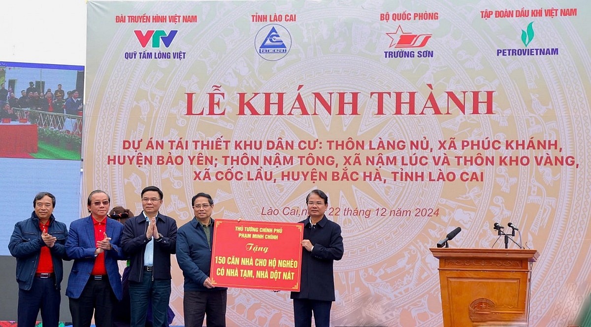 Thủ tướng Phạm Minh Chính trao tặng 150 căn nhà cho hộ nghèo đang ở nhà tạm, nhà dột nát. Thủ tướng Phạm Minh Chính trao tặng 150 căn nhà cho hộ nghèo đang ở nhà tạm, nhà dột nát.
