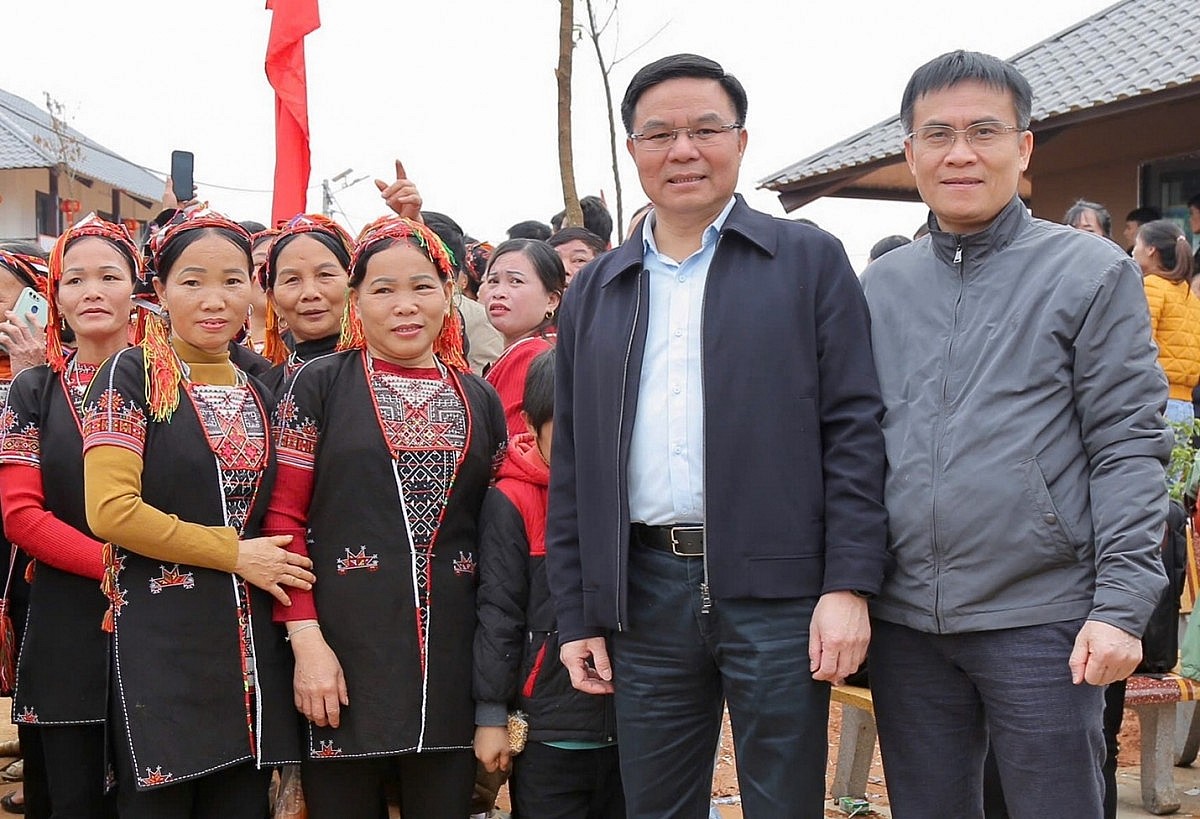 Đồng chí Lê Mạnh Hùng, Bí thư Đảng ủy, Chủ tịch HĐTV Petrovietnam thăm hỏi người dân Lào Cai Đồng chí Lê Mạnh Hùng, Bí thư Đảng ủy, Chủ tịch HĐTV Petrovietnam thăm hỏi người dân Lào Cai