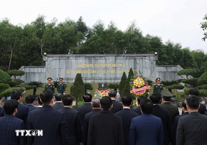 Tổng Bí thư Tô Lâm và đoàn công tác Trung ương dâng hương tưởng niệm tại khu mộ Tổng Bí thư Hà Huy Tập xã Cẩm Hưng, huyện Cẩm Xuyên, tỉnh Hà Tĩnh. (Ảnh: TTXVN) Tổng Bí thư Tô Lâm và đoàn công tác Trung ương dâng hương tưởng niệm tại khu mộ Tổng Bí thư Hà Huy Tập xã Cẩm Hưng, huyện Cẩm Xuyên, tỉnh Hà Tĩnh. (Ảnh: TTXVN)