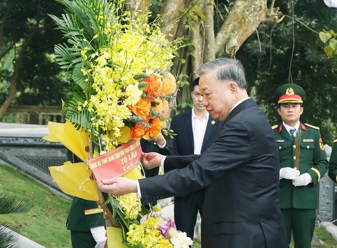Tổng Bí thư Tô Lâm dâng hương tưởng niệm các Anh hùng liệt sỹ Thanh niên xung phong tại Khu Di tích Ngã ba Đồng Lộc. Ảnh: TTXVN Tổng Bí thư Tô Lâm dâng hương tưởng niệm các Anh hùng liệt sỹ Thanh niên xung phong tại Khu Di tích Ngã ba Đồng Lộc. Ảnh: TTXVN