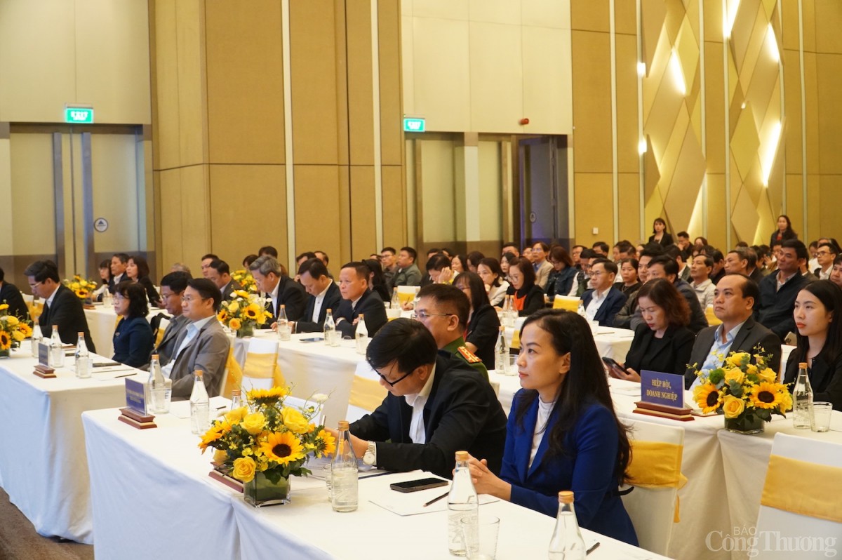 Các đại biểu tham dự Hội nghị Các đại biểu tham dự Hội nghị