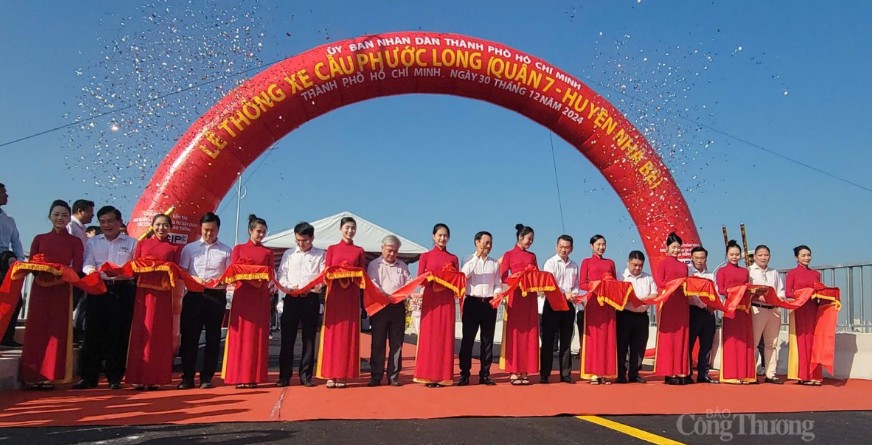 Các đại biểu tiến hành nghi thức thông cầu Phước Long. Các đại biểu tiến hành nghi thức thông cầu Phước Long.