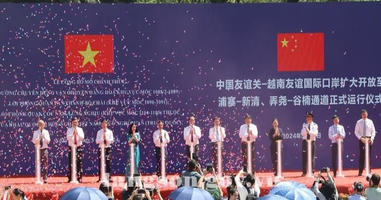 Nghi thức ấn nút chính thực vận hành các lối thông quan, đường chuyên dụng thuộc cặp Cửa khẩu Quốc tế Hữu Nghị - Hữu Nghị Quan tháng 5/2024. (Ảnh: langson.gov.vn)