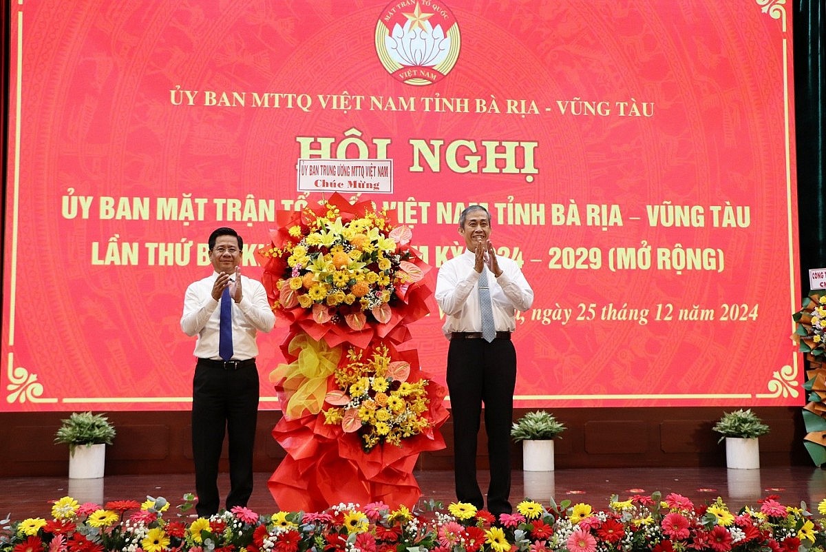 Ông Võ Văn Thiện, Ủy viên Ủy ban Trung ương MTTQ Việt Nam, Trưởng Ban Công tác phía Nam Ủy ban Trung ương MTTQ Việt Nam tặng hoa chúc mừng Hội nghị