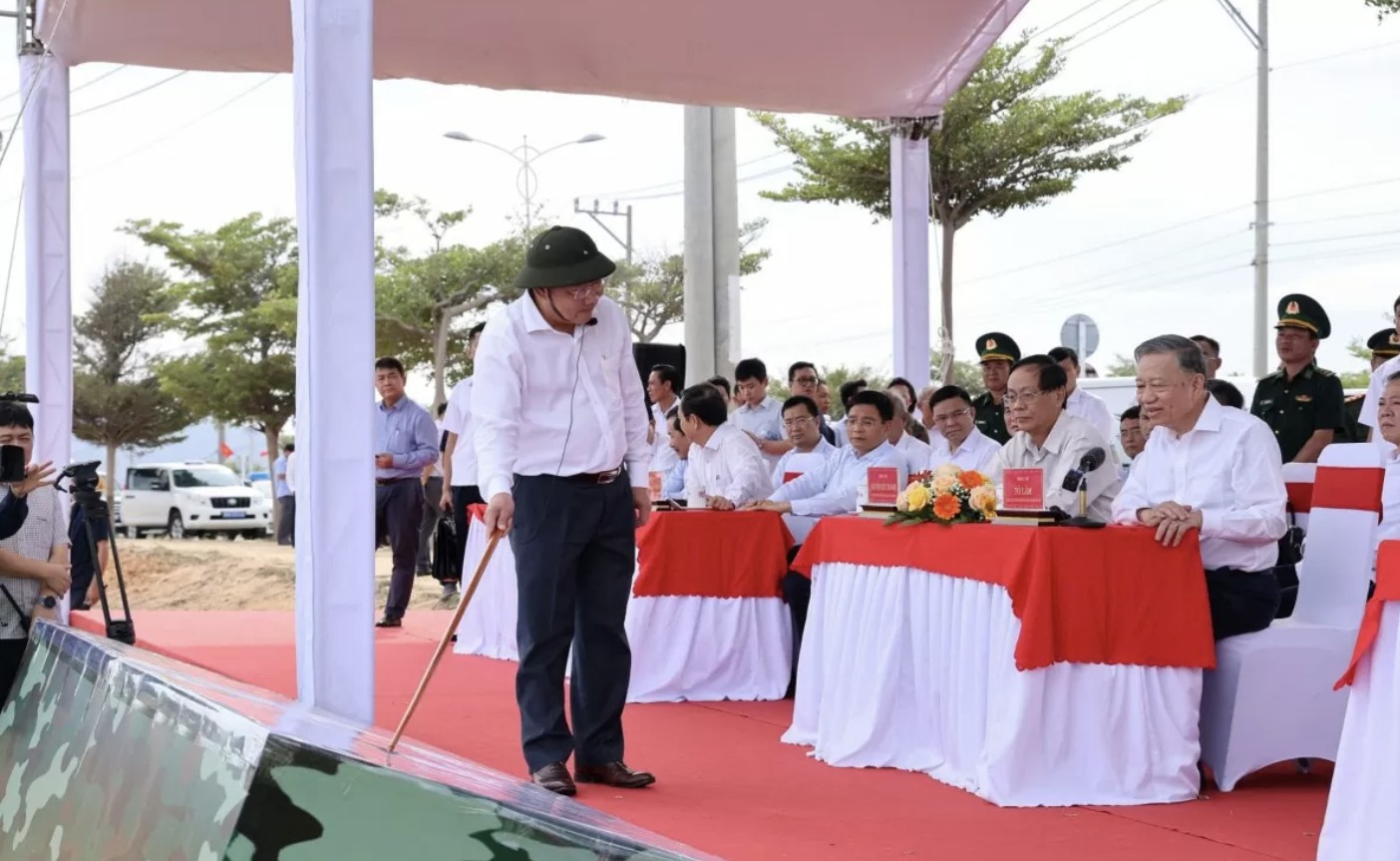 Tổng Bí thư Tô Lâm quan sát vị trí quy hoạch Nhà máy điện hạt nhân Ninh Thuận 1. Tổng Bí thư Tô Lâm quan sát vị trí quy hoạch Nhà máy điện hạt nhân Ninh Thuận 1.