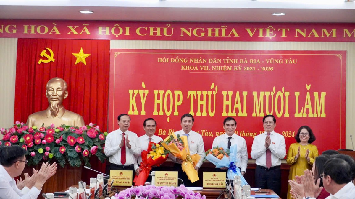 Thường trực Tỉnh ủy tỉnh Bà Rịa - Vũng Tàu tặng hoa chúc mừng 3 cán bộ vừa được miễn nhiệm, bầu cử Thường trực Tỉnh ủy tỉnh Bà Rịa - Vũng Tàu tặng hoa chúc mừng 3 cán bộ vừa được miễn nhiệm, bầu cử