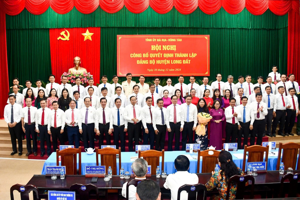 Ông Phạm Viết Thanh, Ủy viên Trung ương Đảng, Bí thư Tỉnh ủy, Chủ tịch HĐND tỉnh trao quyết định thành lập Đảng bộ huyện Long Đất và Quyết định chỉ định Ban Chấp hành, Ban Thường vụ, Bí thư, Phó Bí thư Huyện ủy Long Đất nhiệm kỳ 2020-2025. Quyết định có hiệu lực thi hành từ ngày 1/1/2025. Ông Phạm Viết Thanh, Ủy viên Trung ương Đảng, Bí thư Tỉnh ủy, Chủ tịch HĐND tỉnh trao quyết định thành lập Đảng bộ huyện Long Đất và Quyết định chỉ định Ban Chấp hành, Ban Thường vụ, Bí thư, Phó Bí thư Huyện ủy Long Đất nhiệm kỳ 2020-2025. Quyết định có hiệu lực thi hành từ ngày 1/1/2025.