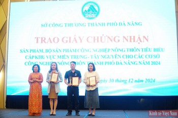 Trao chứng nhận sản phẩm công nghiệp nông thôn cấp khu vực