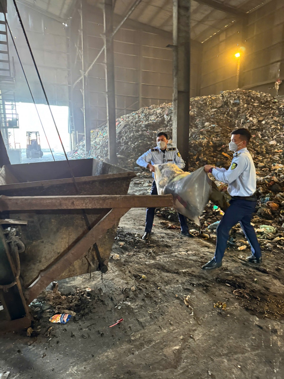 Điện Biên: Tiêu hủy hàng hóa không rõ nguồn gốc xuất xứ Điện Biên: Tiêu hủy hàng hóa không rõ nguồn gốc xuất xứ