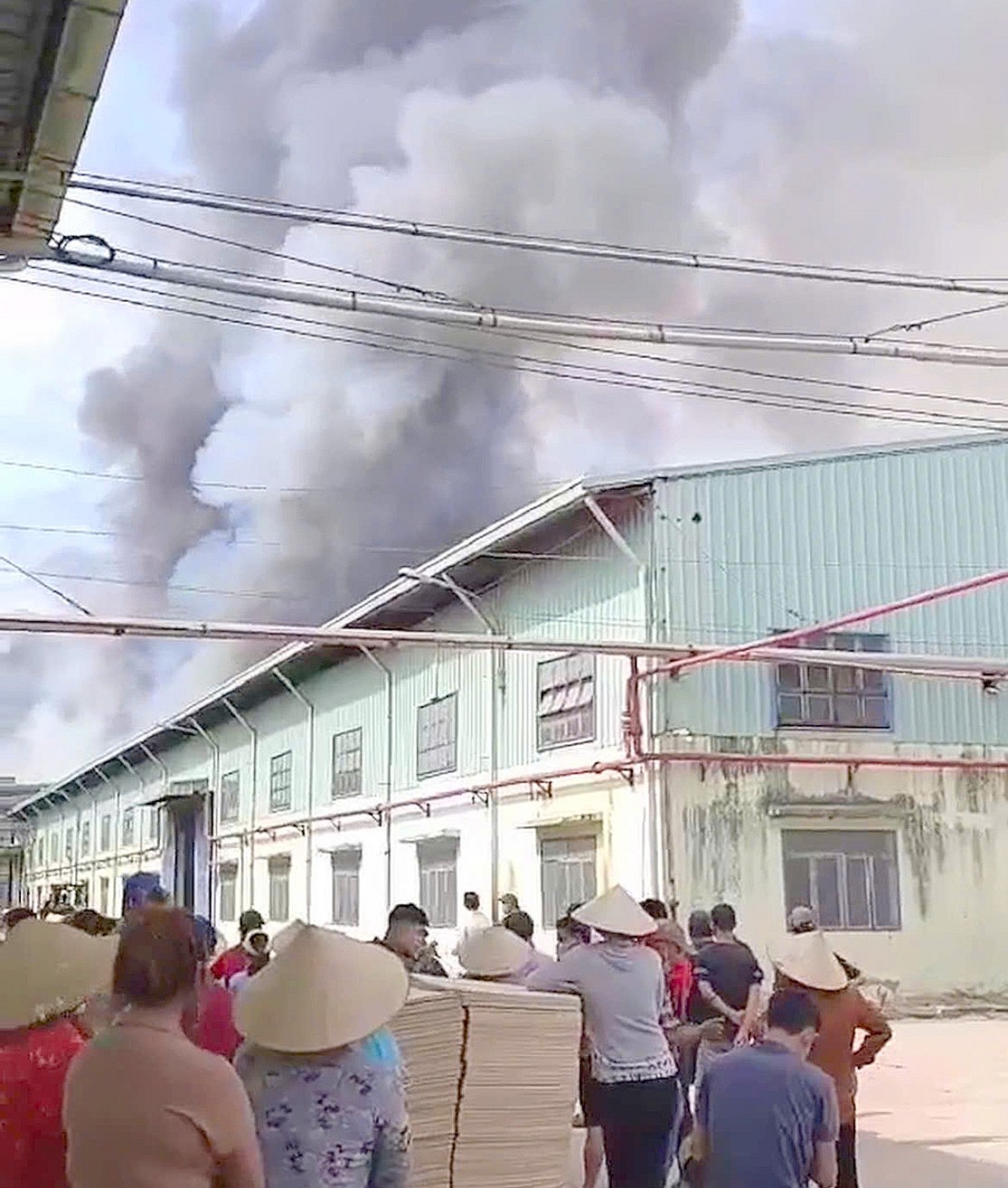 Cháy dữ dội công ty gỗ, công nhân bỏ chạy thoát thân