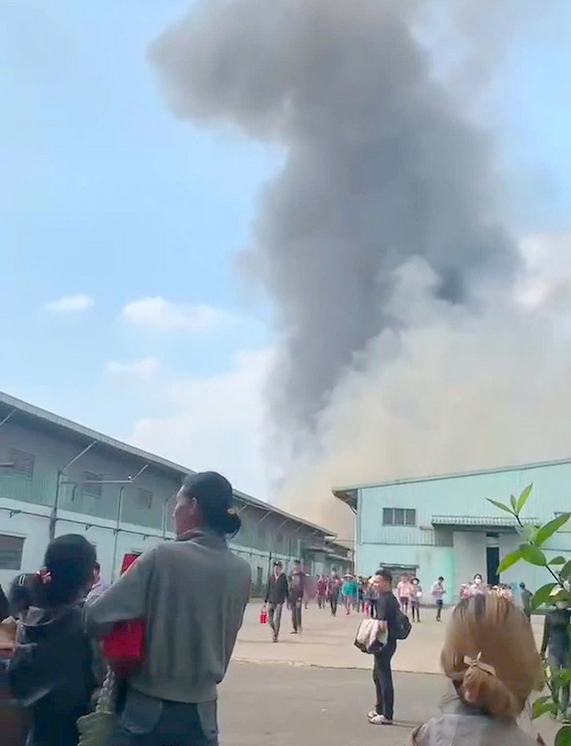 Cháy dữ dội công ty gỗ, công nhân bỏ chạy thoát thân