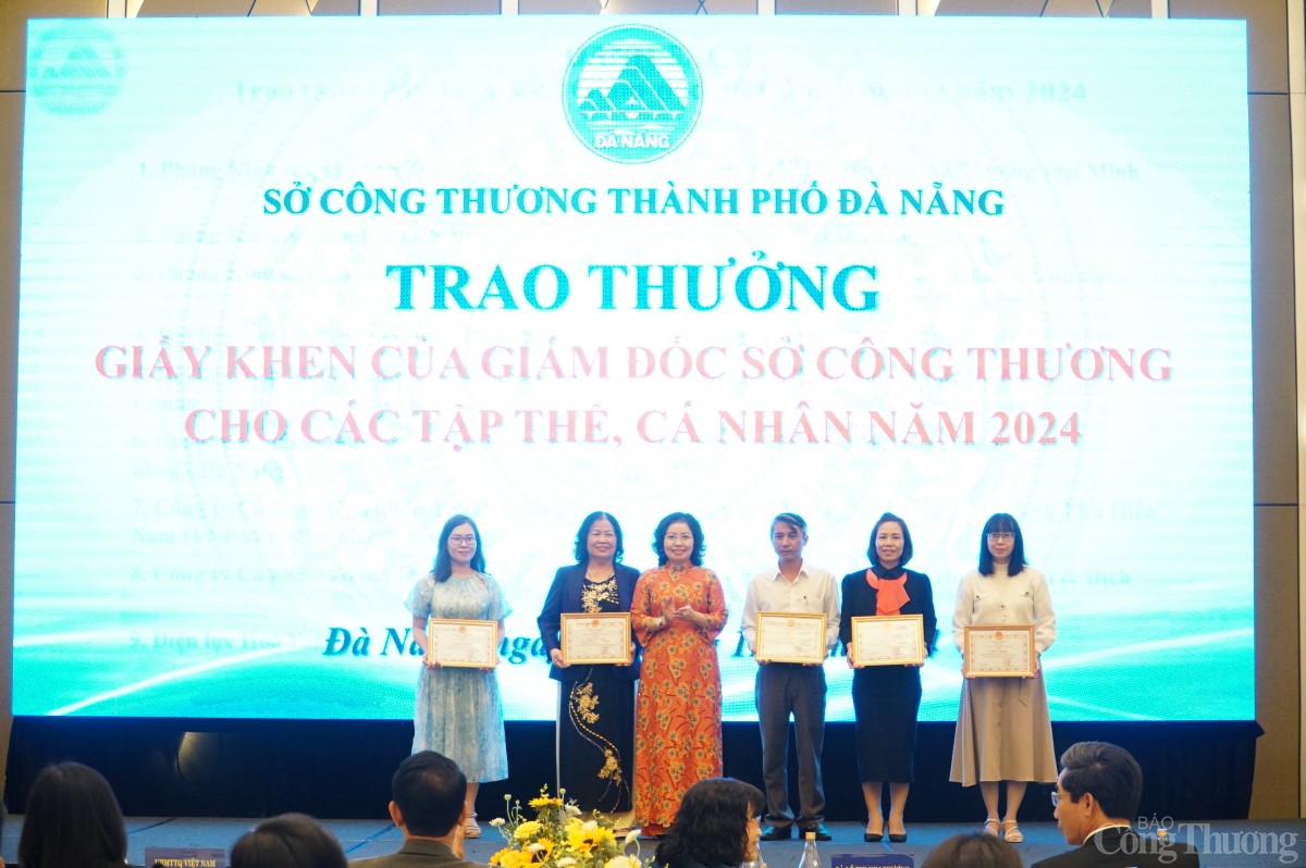 Giám đốc Sở Công Thương Đà Nẵng trao giấy khen cho các cá nhân, tập thể có nhiều đóng góp cho ngành Công Thương thành phố năm 2024 Giám đốc Sở Công Thương Đà Nẵng trao giấy khen cho các cá nhân, tập thể có nhiều đóng góp cho ngành Công Thương thành phố năm 2024