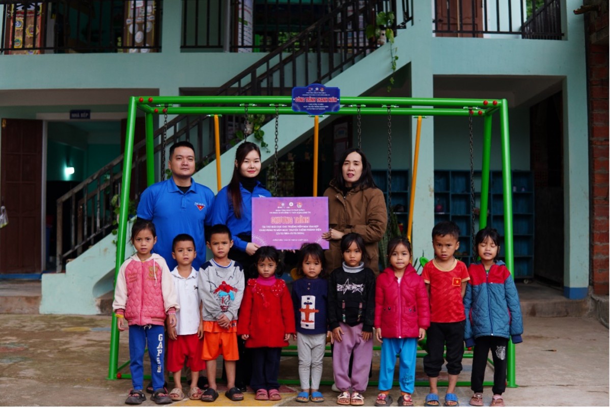 Đại diện đoàn thanh niên Thủy điện Quảng Trị và cô giáo nhận quà (Ảnh: Trang Sinh) Đại diện đoàn thanh niên Thủy điện Quảng Trị và cô giáo nhận quà (Ảnh: Trang Sinh)