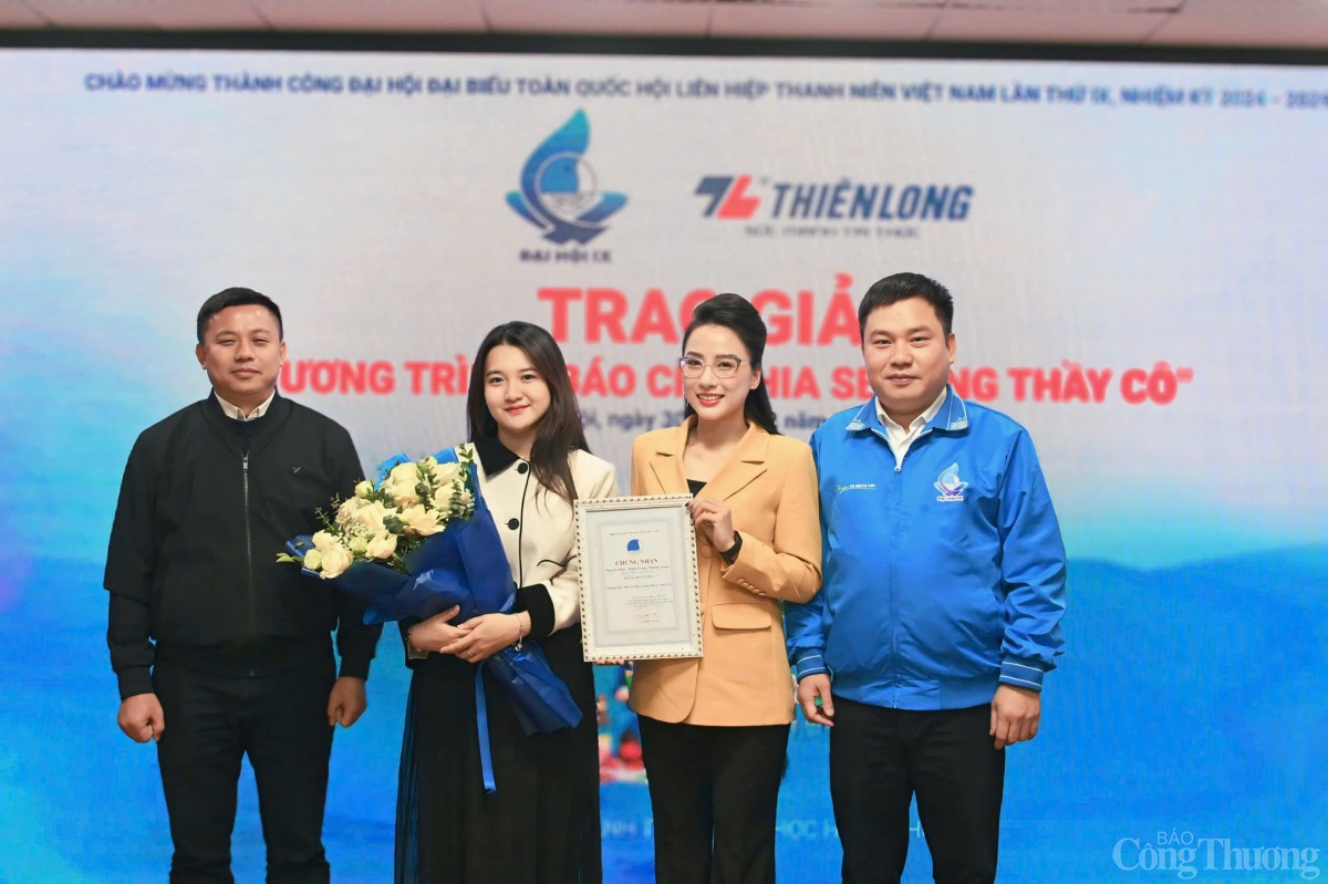 Ban Tổ chức trao giải nhóm tác giả Báo Công Thương - Ảnh: Đăng Hảii Ban Tổ chức trao giải nhóm tác giả Báo Công Thương - Ảnh: Đăng Hảii