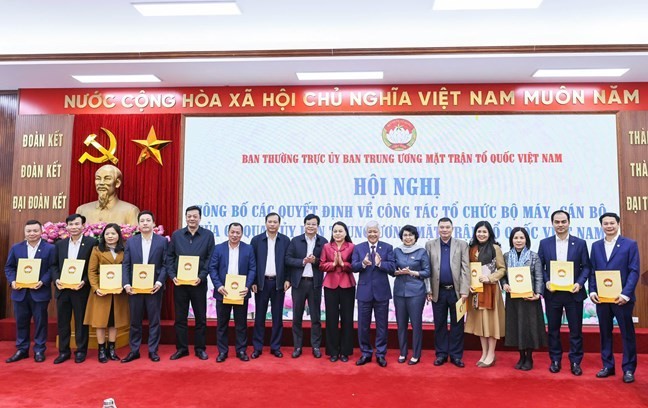 Hội nghị công bố các quyết định sau sắp xếp tinh gọn của cơ quan Ủy ban T.Ư MTTQ Việt Nam Hội nghị công bố các quyết định sau sắp xếp tinh gọn của cơ quan Ủy ban T.Ư MTTQ Việt Nam