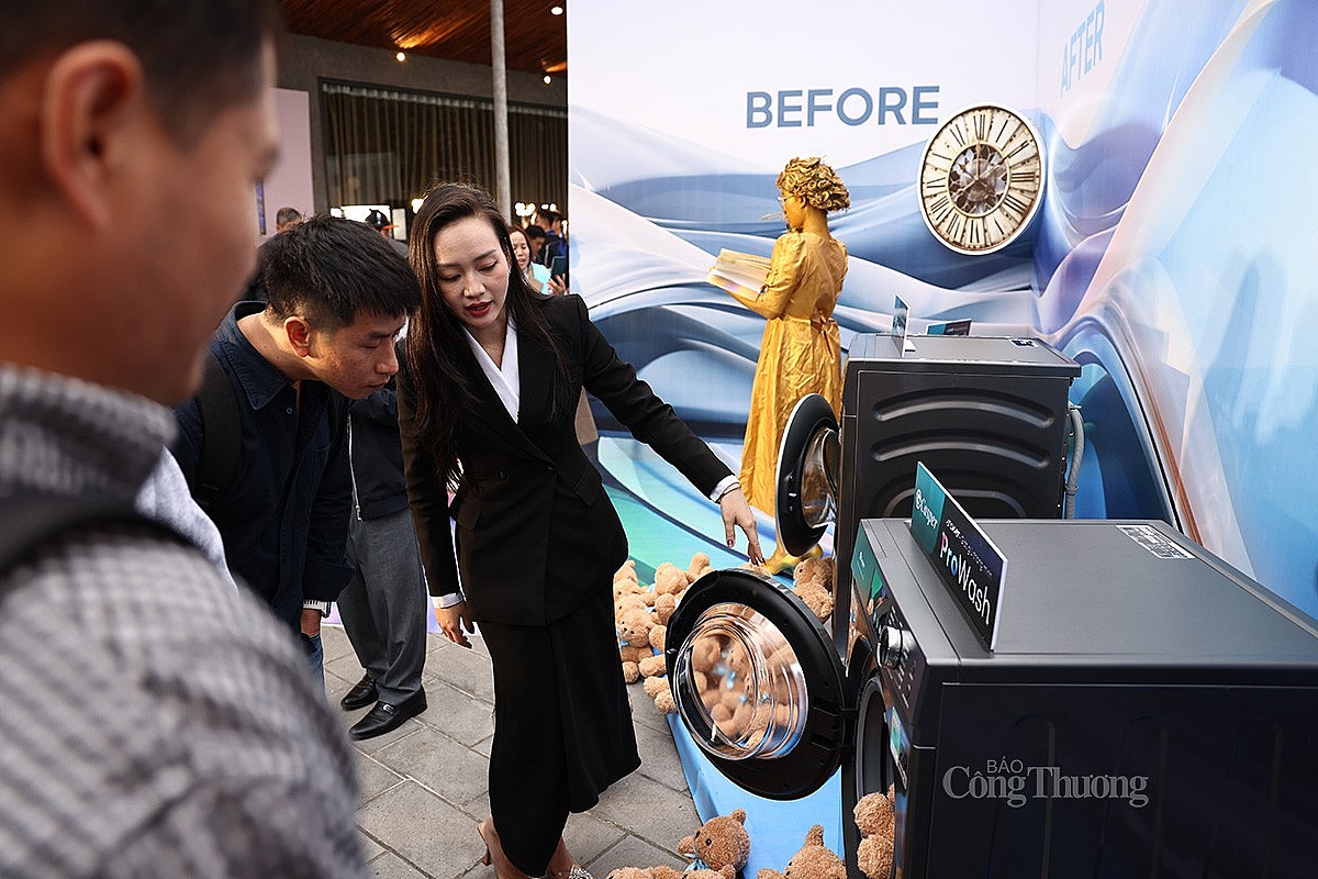 Các đại biểu tham quan Khu triển lãm