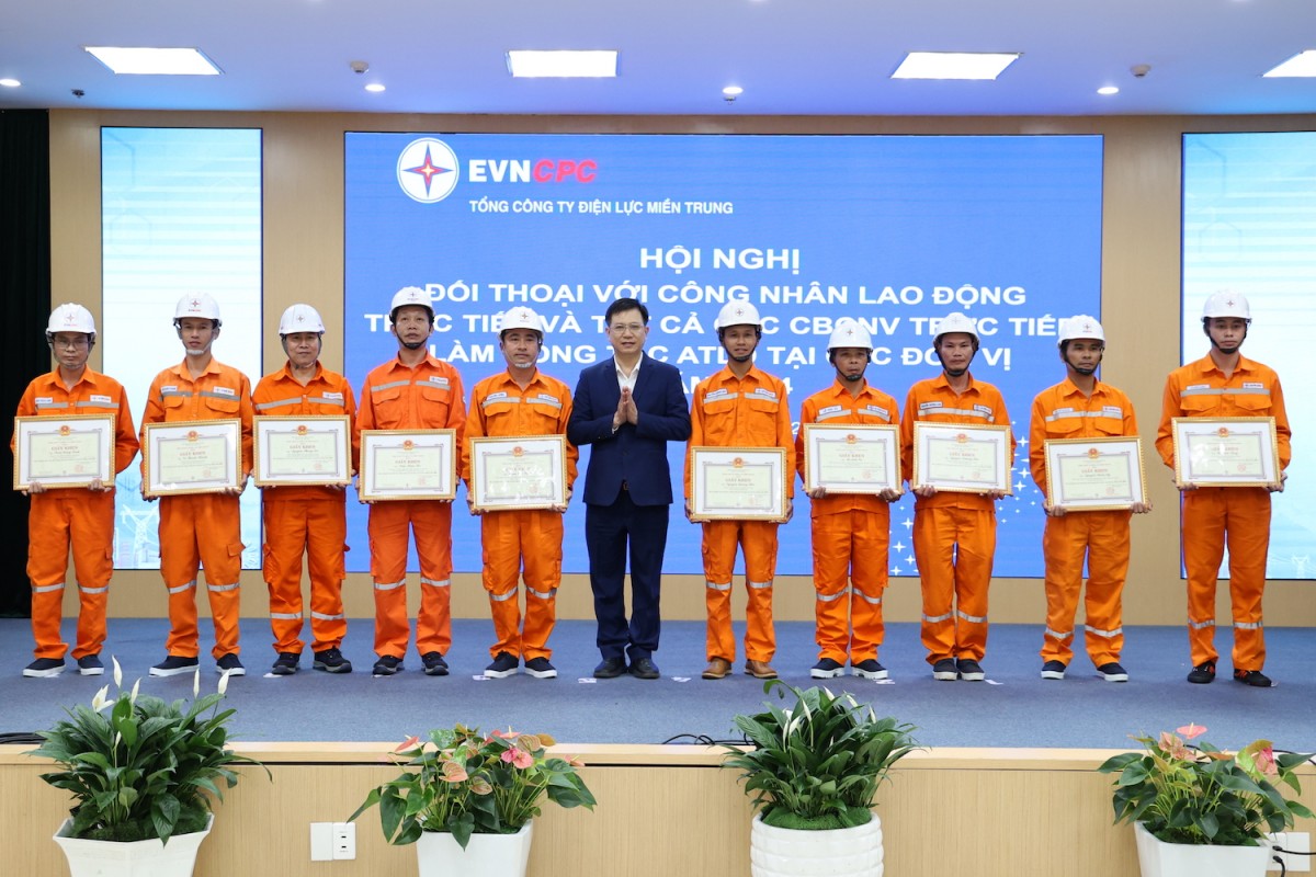Ông Nguyễn Hữu Khánh - Phó Tổng giám đốc, Chủ tịch Hội đồng an toàn vệ sinh lao động EVNCPC trao Giấy khen EVNCPC cho các cá nhân có thành tích xuất sắc (Ảnh: Phương Nam)